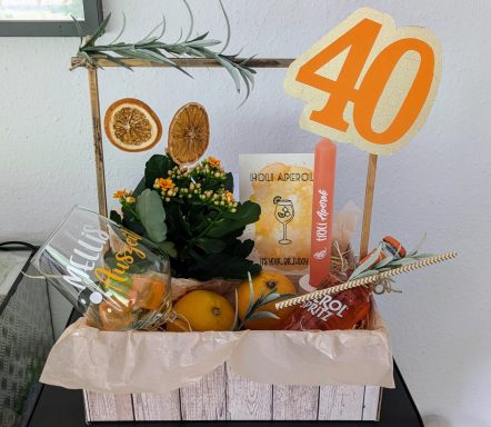 Ein Geschenkkorb mit Früchten, Pflanzen und einer "40"-Dekoration.